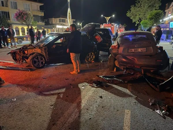 sakaryada-panik-anlari-kontrolden-cikan-arac-ortaligi-birbirine-katti-yaralilar-var-1781438454380.jpg