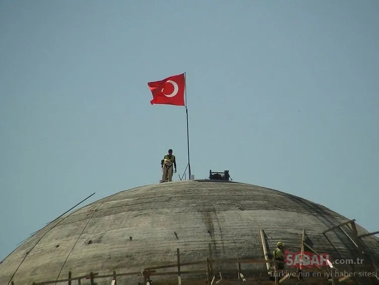 Taksim Camii’nin tepesine Türk bayrağı dikildi