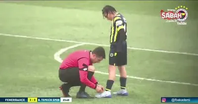 Alkışlar hakem Bektaş Onur’a! 14 yaşındaki futbolcunun ayakkabısının bağcıklarını bağladı | Video