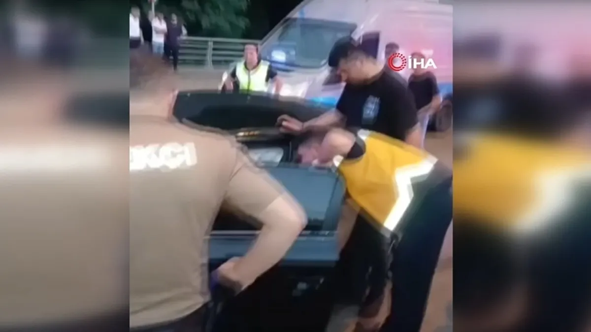Yağışlı yolda iki otomobil çarpıştı: 4 yaralı Yağışlı yolda iki otomobil çarpıştı: 4 yaralı