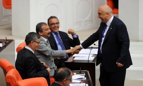 Meclis'te milletvekilleri yumruklaştı