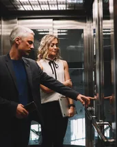 Asansör yukarı çıkarken mi aşağı inerken mi daha ağır hissederiz? İşte cevabı