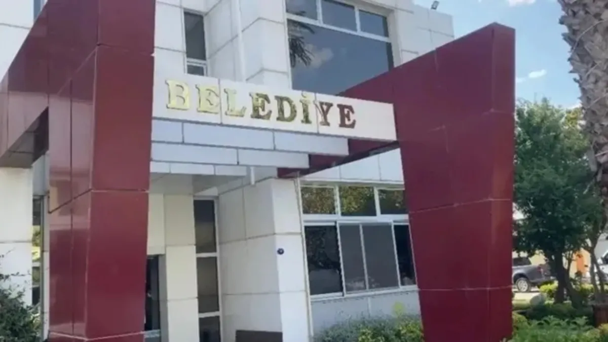 Seferihisar Belediyesi soruşturmasında ‘kuryelik’ itirafı: Şoför kirli çarkı deşifre etti! ‘Poşetler dolusu parayı…’