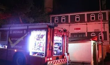 Erzurum'da tarihi caminin çatısında çıkan yangın söndürüldü #erzurum