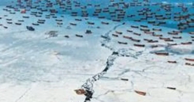 Yüzlerce balıkçı buzullara sıkıştı