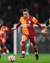 Derbide kartlar havada uçuşuyor