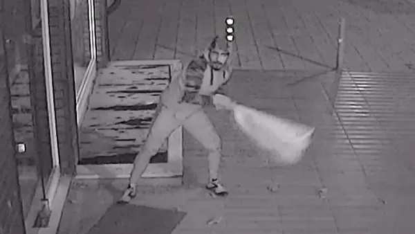 Bursa'da hırsızı canından bezdiren kırılmayan kapı kamerada