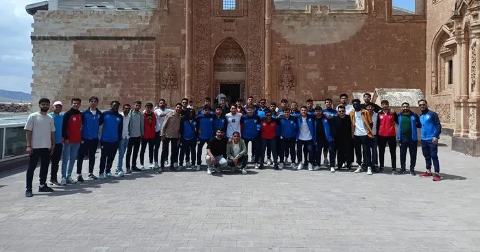 Misafir sporcu öğrenciler İshak Paşa Sarayı’nda tarihe yolculuk yaptı