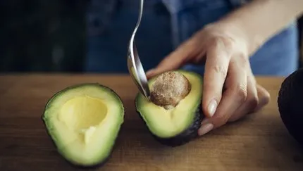 Avokadonun olgunlaşmasını beklemenize gerek yok! Bu yöntemle 1 günde yemeye hazır olacak…