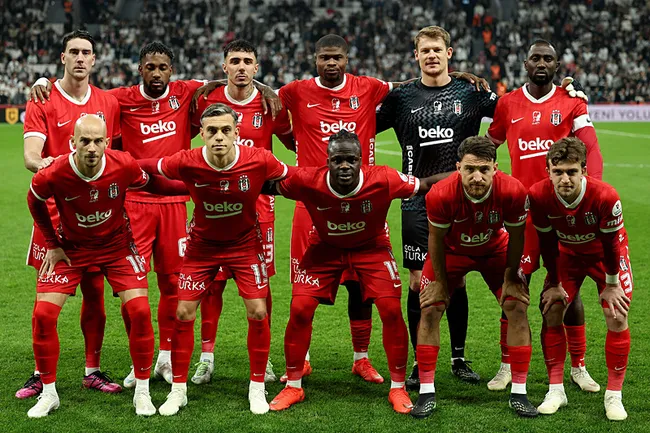 son-dakika-haberi-besiktas-basaksehiri-2-golle-gecti-oh-ve-olaitan-sahnede-1793038970624.jpeg