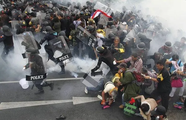 Tayland'da on binlerce protestocuya karşılık 15 bin polis