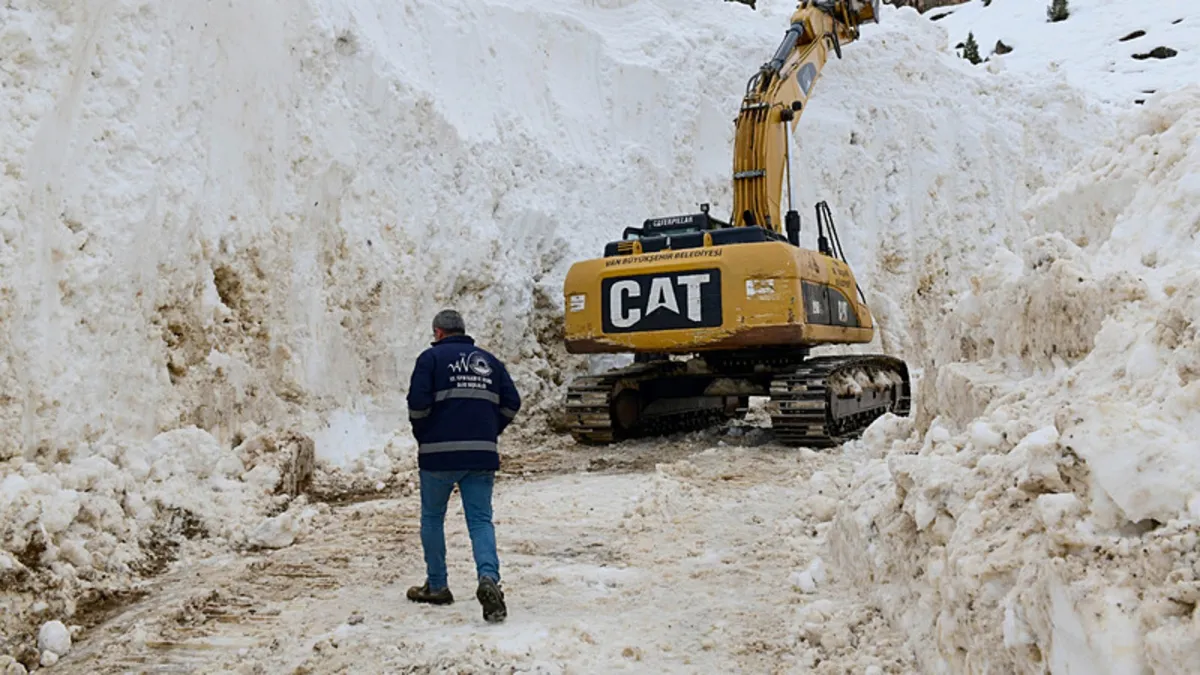Van'da çığ nedeniyle kapalı olan mezra yolu yeniden ulaşıma açıldı
