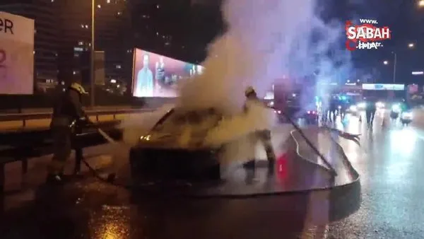 Kadıköy'de seyir halindeki otomobil alev alev yandı | Video