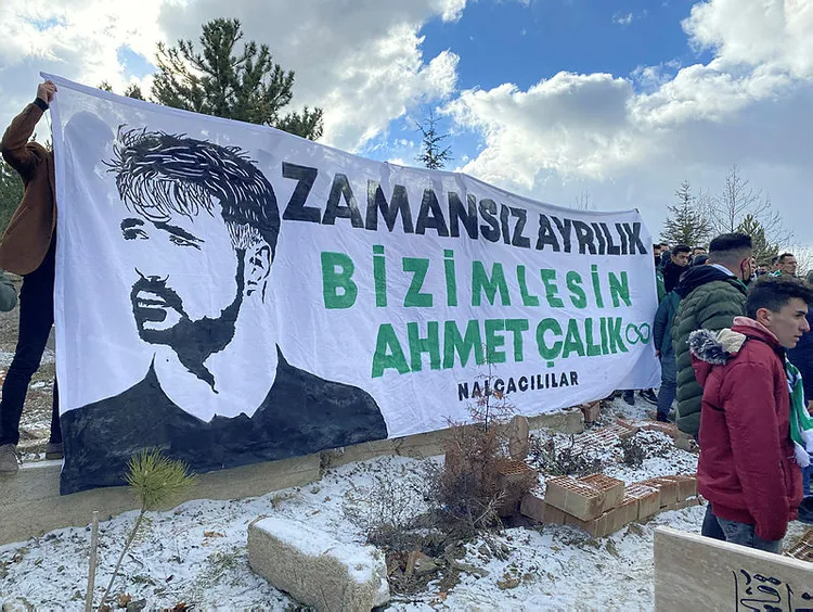 ahmet-calik-unutulmuyor-konyaspor-taraftarindan-mezar-ziyareti-1642756888684.jpg