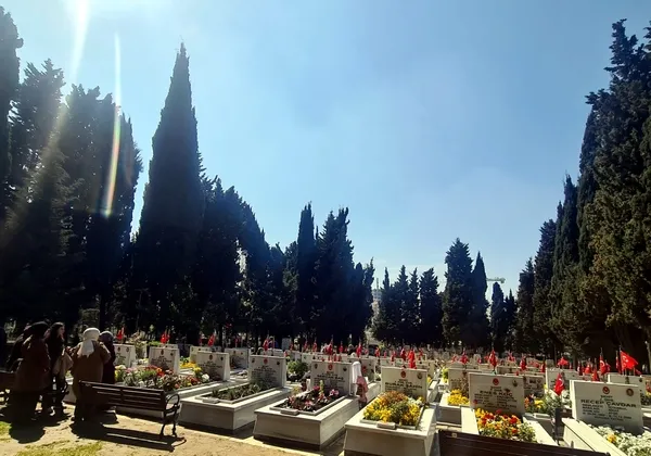 bayram-oncesi-sehitler-unutulmadi-bayram-arifesinde-mezarliklar-ziyaretcilerle-doldu-askerler-sehitlikte-saygi-1743255642917.jpg