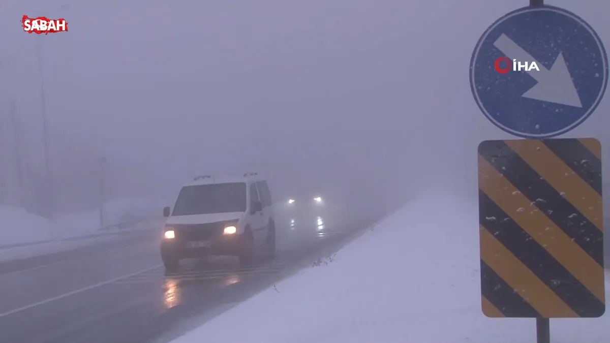 Bolu Dağı’nda sis ve hafif kar yağışı etkili oluyor: Görüş mesafesi 30 metreye düştü | Video videosunu izle Bolu Dağı’nda sis ve hafif kar yağışı etkili oluyor: Görüş mesafesi 30 metreye düştü | Video videosunu izle