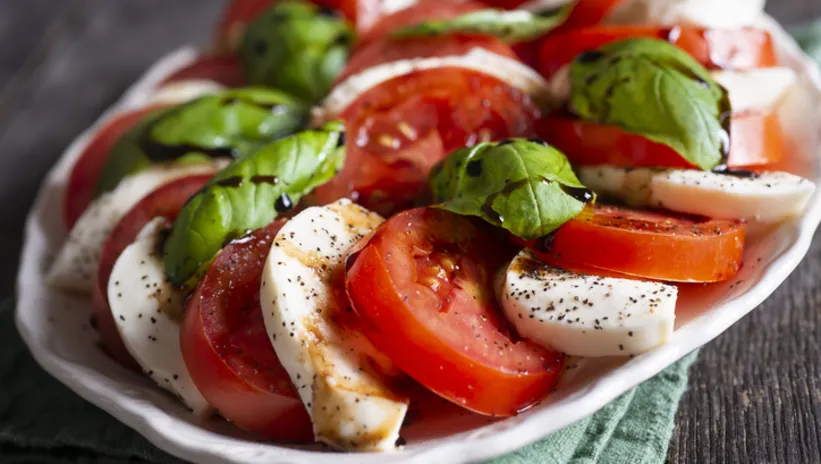 Caprese salatası tarifi: Sofralarda serinletici bir İtalyan esintisi - Salata ve Mezeler Haberleri