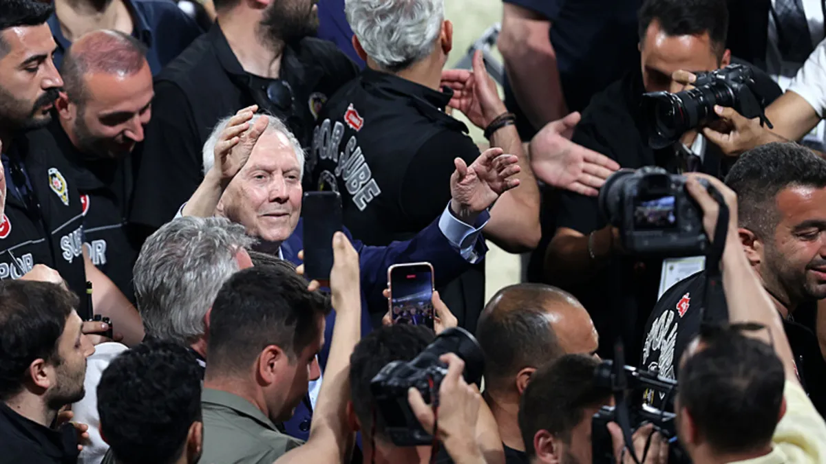 Fenerbahçe Kulübü'nün Olağan Seçimli Genel Kurulu'nda Aziz Yıldırım'ın başkanlığa seçildiği anı gösteren genel bir fotoğraf.