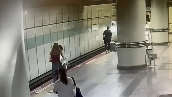 sislide-gorme-engelli-enesin-valiziyle-metro-raylarina-dustugu-anlar-kamerada-1786261702343.jpg