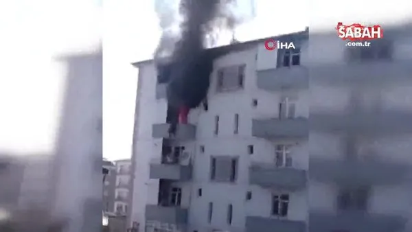 Yangında balkondan atlayan kadını havada tuttu! İnanılmaz anlar kamerada | Video