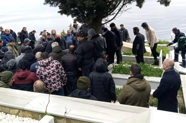 hayatini-kaybettigi-marmara-denizinin-kiyisina-defnedildi-1709909946110.jpg