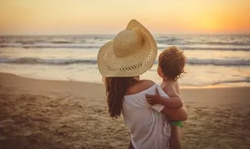 Anneler için sahilde keyif yapabilme tüyoları! Çocuğunuz eğlenirken siz de dinlenin...