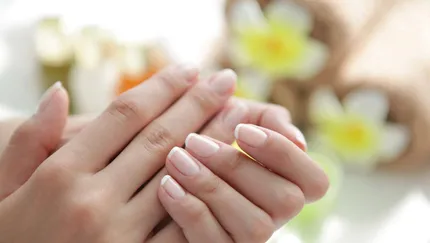 Hiç kırılmayan tırnakların bir sırrı var! İşte bakımlı eller için ihtiyacınız olan destek
