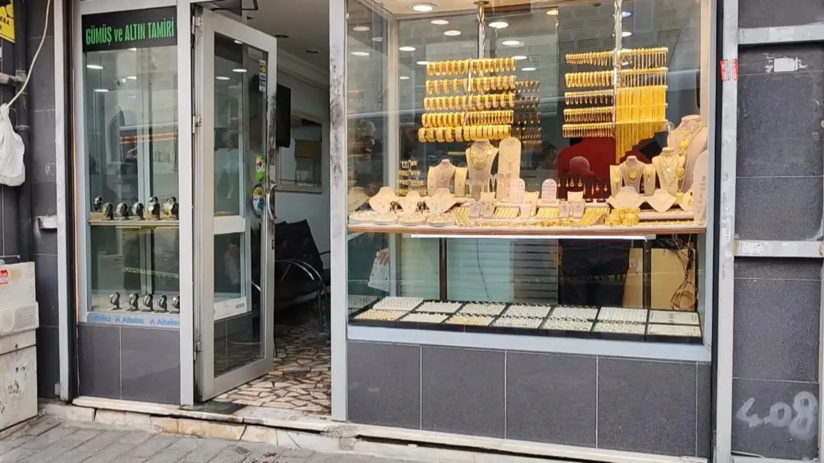 İstanbul Eyüpsultan’da kuyumcu soygunu: Hepsi araçta yakalandı! İstanbul Eyüpsultan’da kuyumcu soygunu: Hepsi araçta yakalandı!