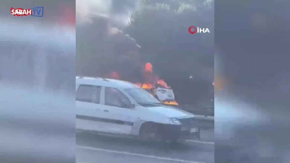 Avcılar TEM Otoyolu’nda alev alev yanan otomobil kullanılamaz hale geldi videosunu izle Avcılar TEM Otoyolu’nda alev alev yanan otomobil kullanılamaz hale geldi videosunu izle