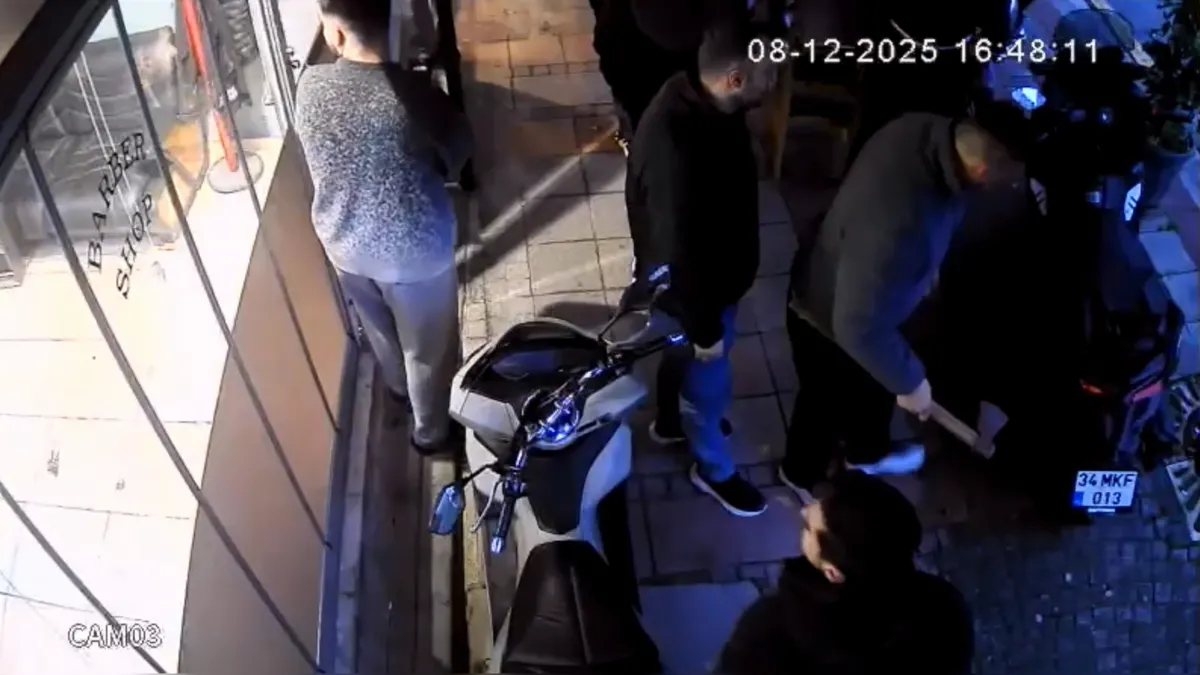 Kağıthane’de kuaföre baltalı saldırı: Sebebi pes dedirtti! 'Sen keseceğim' Kağıthane’de kuaföre baltalı saldırı: Sebebi pes dedirtti! 'Sen keseceğim'