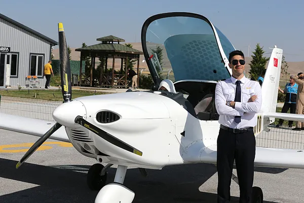 annesini-ucuran-pilot-leventin-ilk-yolcusu-kendi-annesi-oldu-1751347744886.jpeg