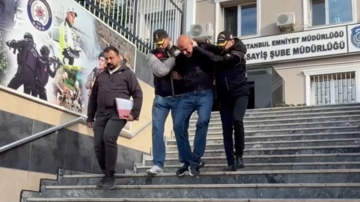 Beşiktaş’ta 14 yıl önce işlenen cinayetin şüphelisi yakalandı: Tanınmamak için cerrahi maske takıyormuş! Beşiktaş’ta 14 yıl önce işlenen cinayetin şüphelisi yakalandı: Tanınmamak için cerrahi maske takıyormuş!
