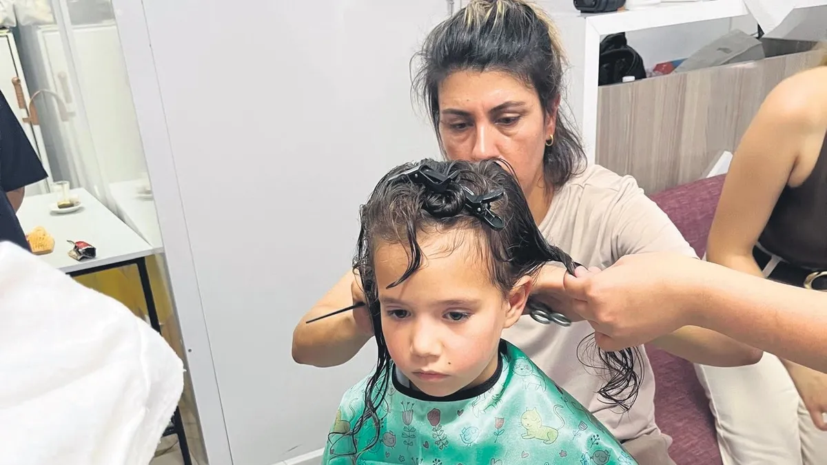 Depremzede Çocukların Yüzünü Gülümseten Kuaför Sürprizi!