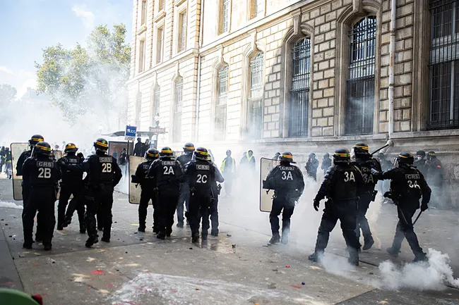 paristeki-gosterilerde-gerginlik-tirmaniyor-polisten-biber-gaziyla-mudahale-1792345744023.jpeg Paris'teki gösterilerde gerginlik tırmanıyor! Polis biber gazı ve şok bombaları kullandı