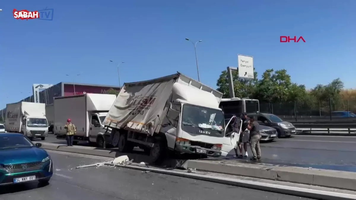 Beylikdüzü’nde kamyonet aydınlatma direğine çarptı: Trafik durma noktasına geldi | Video videosunu izle Beylikdüzü’nde kamyonet aydınlatma direğine çarptı: Trafik durma noktasına geldi | Video videosunu izle