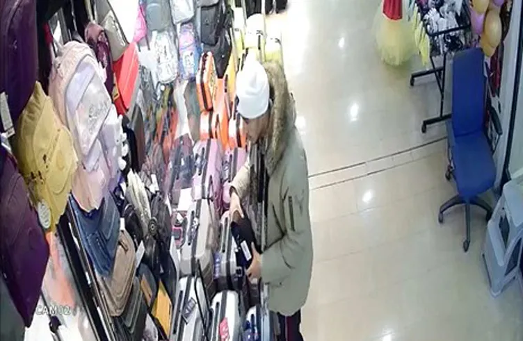 İnceliyormuş gibi yaparak çaldı: O anlar kameraya yansıdı!