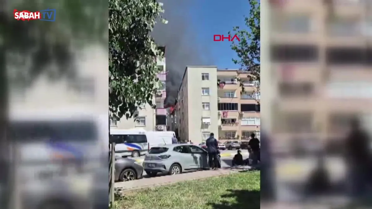 Pendik’te bir binanın çatısında yangın çıktı! O anlar cep telefonu kamerasına yansıdı videosunu izle Pendik’te bir binanın çatısında yangın çıktı! O anlar cep telefonu kamerasına yansıdı videosunu izle
