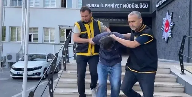 bursada-trabzonspor-formasi-giyen-yusuf-emir-bolata-biber-gazi-sikmisti-saldirgan-veysel-ilhan-hakkinda-karar-1750240575113.jpg Bursa'da Trabzonspor forması giyen Yusuf Emir Bolat'a biber gazı sıkmıştı: Saldırgan Veysel İlhan hakkında karar!