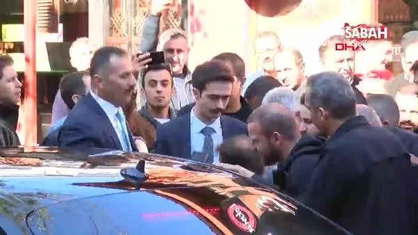 Cumhurbaşkanı Erdoğan, İstanbul Çengelköy'de makam aracını durdurarak vatandaşlarla sohbet etti.