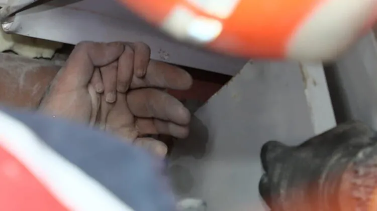 Son dakika: Türkiye gözyaşlarına boğuldu... İşte Ayda'nın kurtarılma anından kareler!