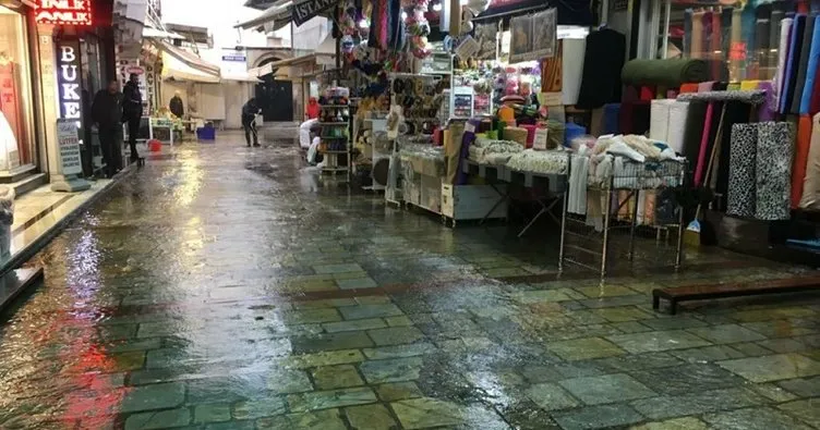 Son dakika: İzmirli esnaf isyanda!Kemeraltı’nda dükkanları su bastı