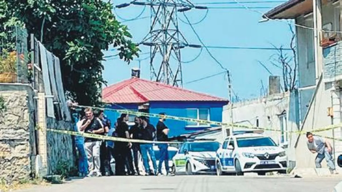 Eşini sokak ortasında bıçaklayarak öldürdü Eşini sokak ortasında bıçaklayarak öldürdü
