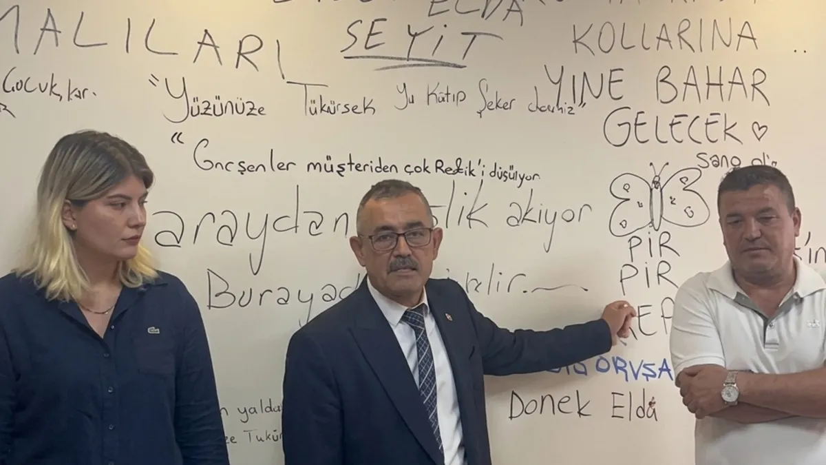 CHP Konya İl Başkanı Refik Serttaş parti binasında açıklama yaparken