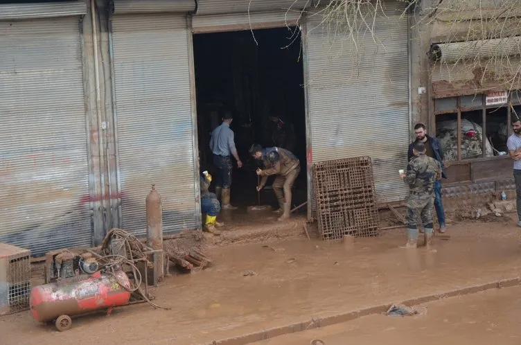Şanlıurfa'da Mehmetçik sahada... Sel felaketinin yaraları sarılıyor
