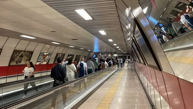 İstanbul’da ulaşım çilesi! Yenikapı-Hacıosman Metro hattı bozuldu vatandaşlar raylarda yürüyerek işe gitti!