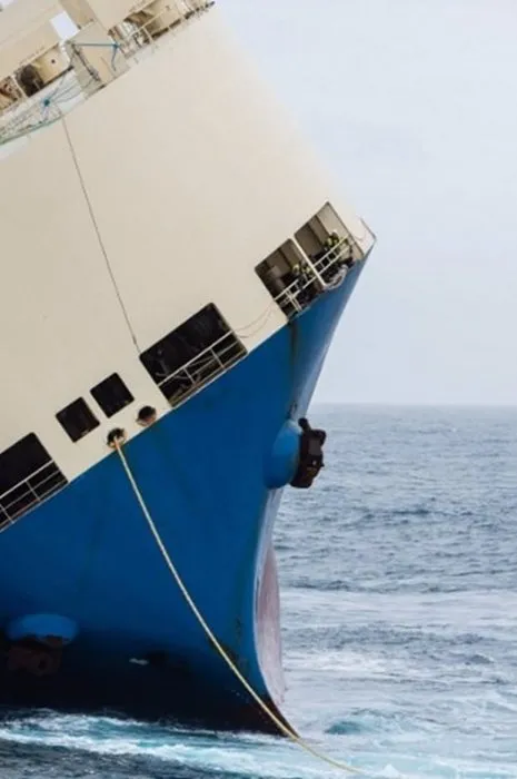 Okyanusta sürüklenen gemi kontrol altında