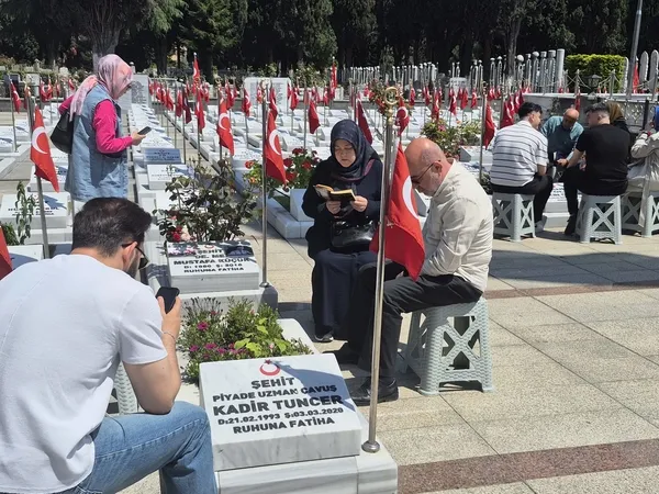 trabzon-sehitliginde-bayram-ziyareti-1779804290080.jpg
