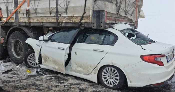 Bitlis’te feci kaza! TIR’a arkadan çarptı: 2 ölü var!