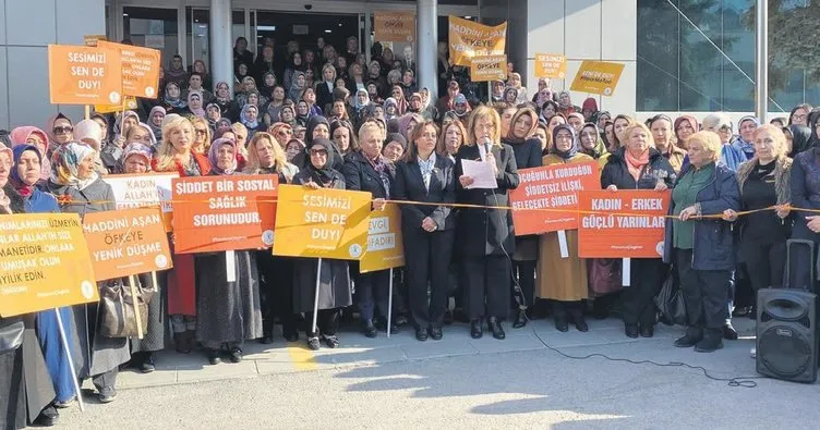AK Partili kadınlar turuncu çizgi çekti
