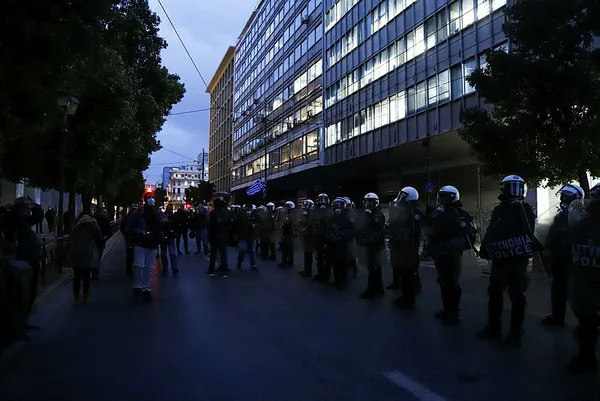 yunanistanda-kaos-polis-siddetine-karsi-halk-sokaklara-dokuldu-1635194573634.jpg Yunanistan'da kaos! Polis şiddetine karşı halk sokaklara döküldü
